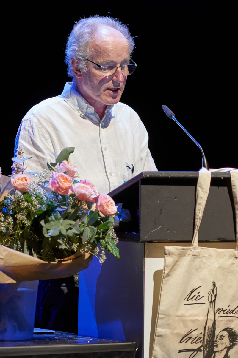 Hermann Simon erklärte bei seiner Ansprache für das Komitee das Anliegen des Würzburger Friedenspreises und hob die Bedeutung von lokal verankertem Engagement und Erinnerungsarbeit auch in Hinblick auf die aktuellen Kriege und Herausforderungen unserer Zeit hervor.