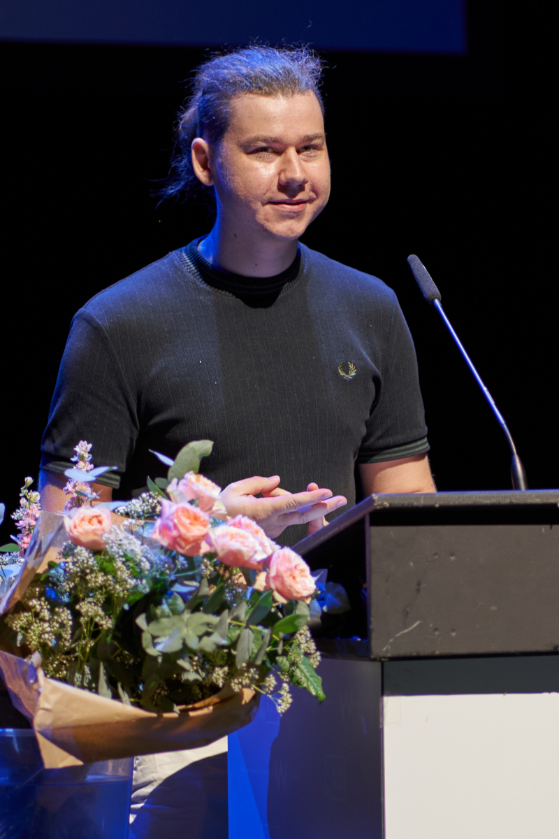 In seinem Zwischenruf drückte MdB Aaron Valent seinen Stolz aus, selbst Schüler der Klara-Oppenheimer-Schule zu sein und plädierte dafür, friedlichen Lösungsansätzen gegenüber militärischen Logiken mehr Raum einzuräumen.