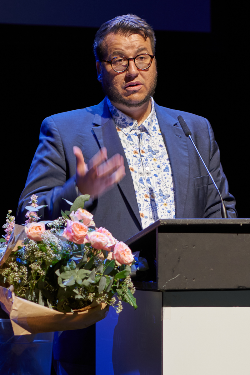 Dr. Riccardo Altieri, Leiter des Johanna-Stahl-Zentrums für jüdische Geschichte und Kultur in Unterfranken, hob in seiner Laudatio die Bedeutung von ehrenamtlichem Engagement für eine aktive Erinnerungskultur hervor. Er lobte, wie die Erinnerungsarbeit der Schüler und Lehrer mit der Klara-Oppenheimer-Route und anderen Aktionen Hoffnung für die Zukunft spendet.