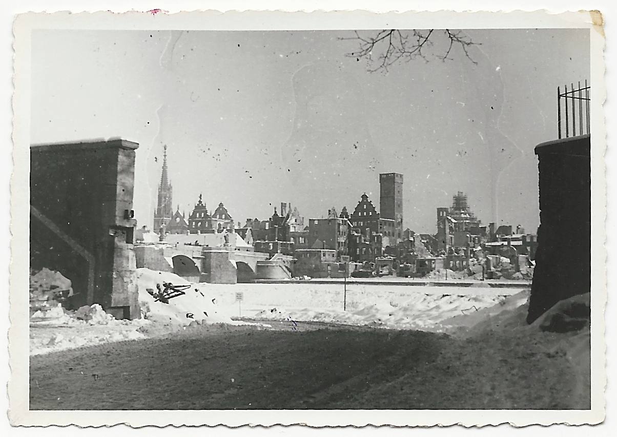 Blick von der Saalgasse auf das zerst&ouml;rte W&uuml;rzburg. Postkarte aus dem Archiv des am 1. M&auml;rz 2026 verstorbenen Stadtrats Willi D&uuml;rrnagel.&nbsp;
