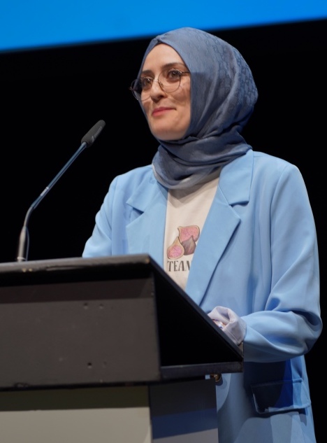 Zehranur Manzak, Pädagogische Leitung Jugendbildungsstätte Unterfranken, am 21.07.2024 bei ihrer Laudatio auf die Würzburger Woche gegen Rassismus. Foto: Thomas Rohloff<br>