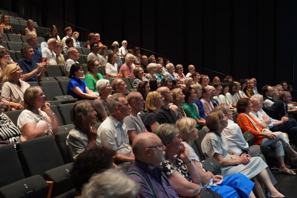 Publikum bei der Verleihung des Würzburger Friedenspreises im Kleinen Haus des Mainfranken Theaters. Foto: Thomas Rohloff.<br>